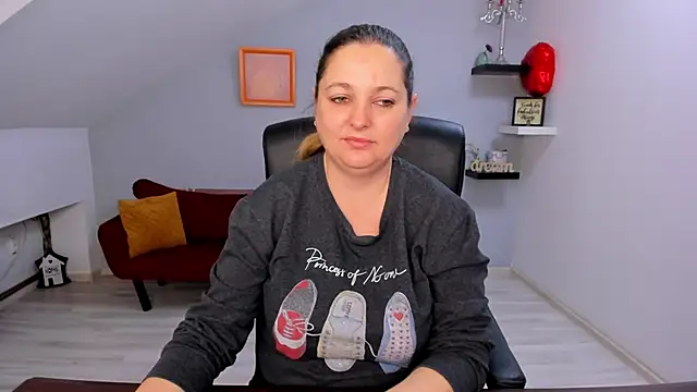 LollaGirl online show from 03-03-26, 04:19