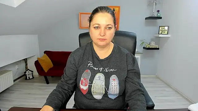 LollaGirl online show from 12-17-25, 04:17