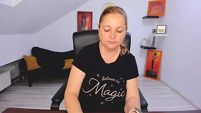 LollaGirl online show from 05-22-26, 02:53