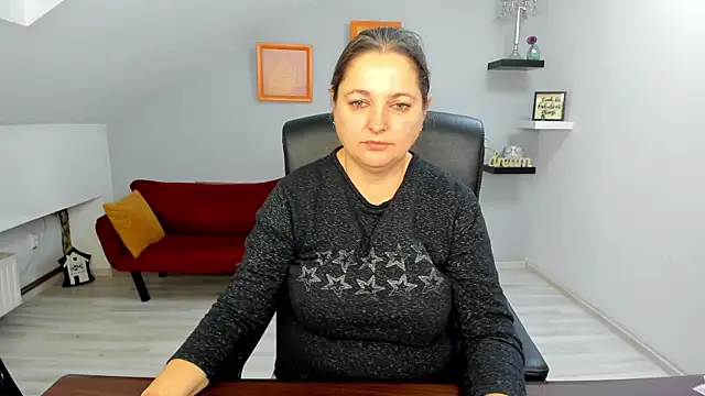 LollaGirl online show from 12-15-25, 04:29