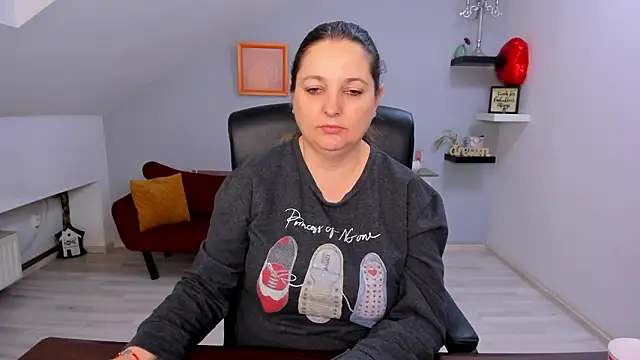 LollaGirl online show from 03-04-26, 04:09