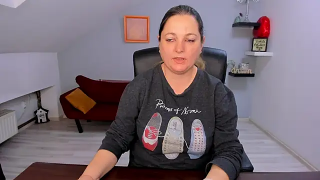 LollaGirl online show from 03-16-26, 04:09