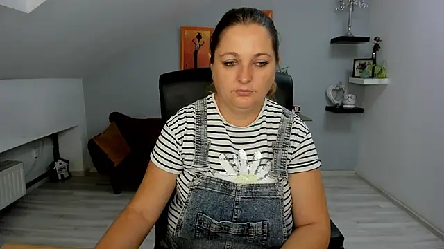 Snapshot of LollaGirl chatting on 09-12-25, 03:17 LollaGirl online show from 09-12-25, 03:17