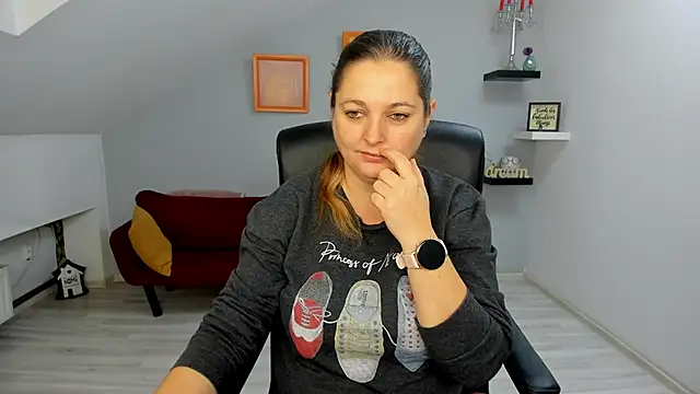 LollaGirl online show from 12-03-25, 04:13