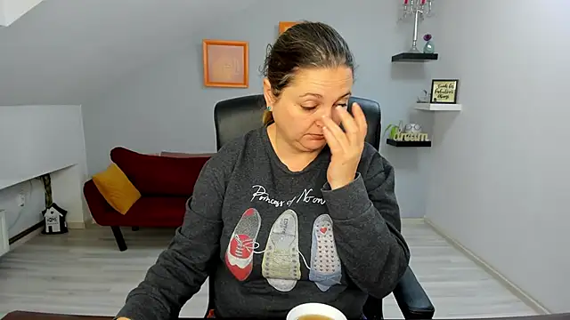 LollaGirl online show from 01-14-26, 04:16