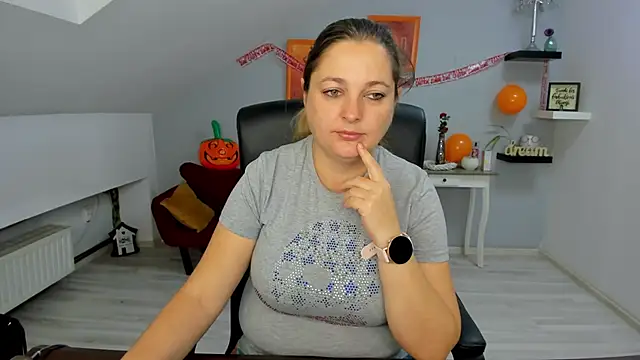 LollaGirl online show from 10-28-25, 04:24