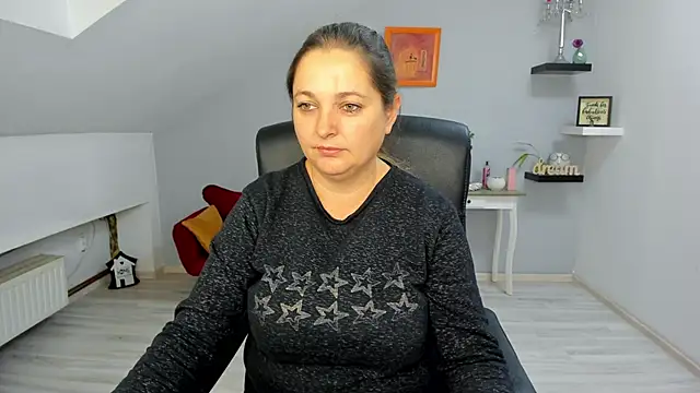 LollaGirl online show from 11-10-25, 04:17