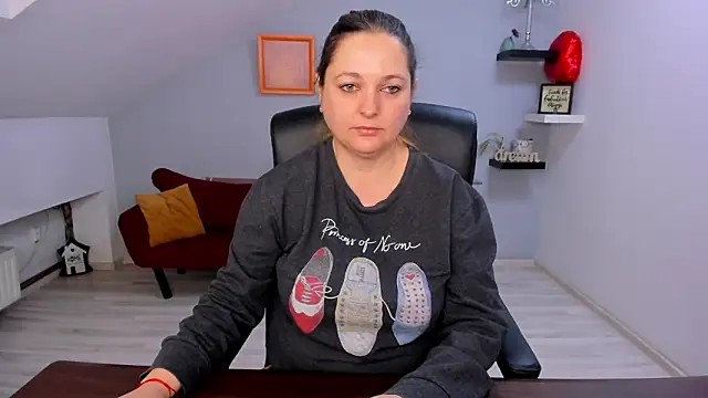 LollaGirl online show from 03-06-26, 04:18