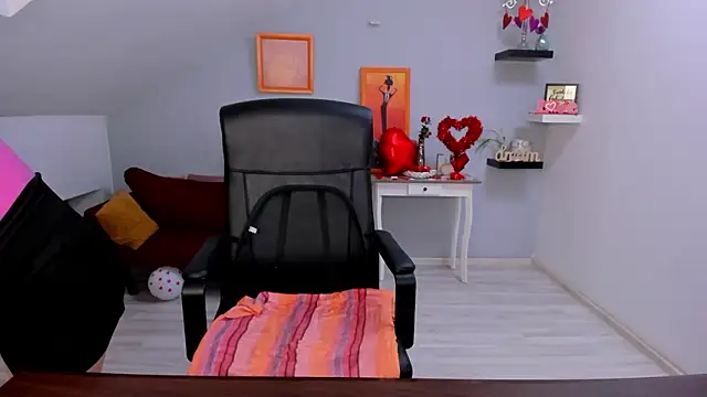 LollaGirl online show from 02-17-26, 04:21