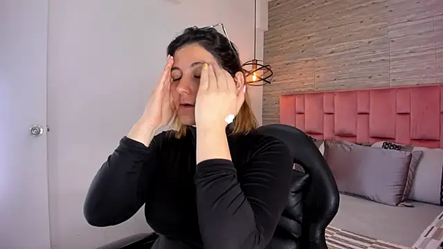 SarahDeyvis online show from 10-18-25, 04:42