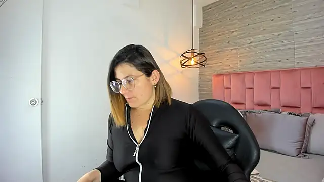 SarahDeyvis online show from 10-21-25, 01:10