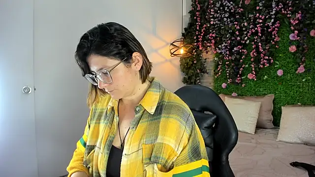 SarahDeyvis online show from 12-16-25, 02:32