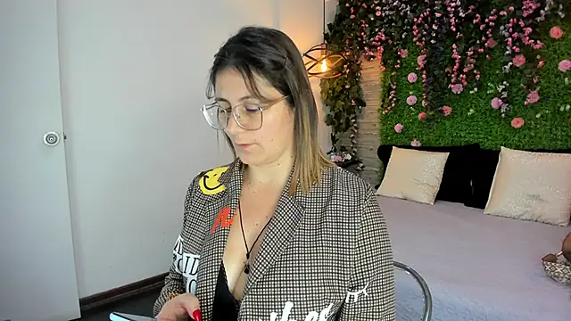 SarahDeyvis online show from 11-21-25, 01:10