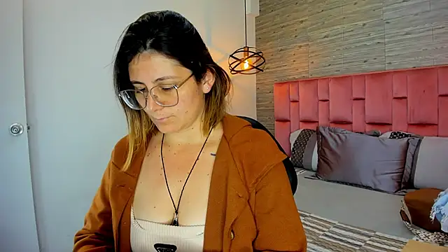 SarahDeyvis online show from 10-28-25, 04:17