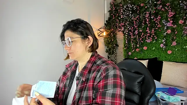 SarahDeyvis online show from 11-30-25, 02:29