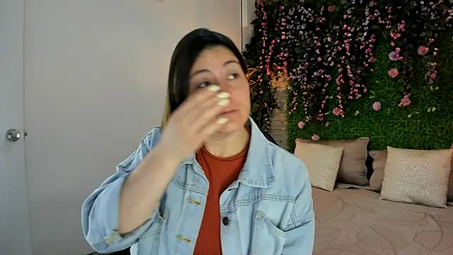 SarahDeyvis online show from 12-17-25, 01:49