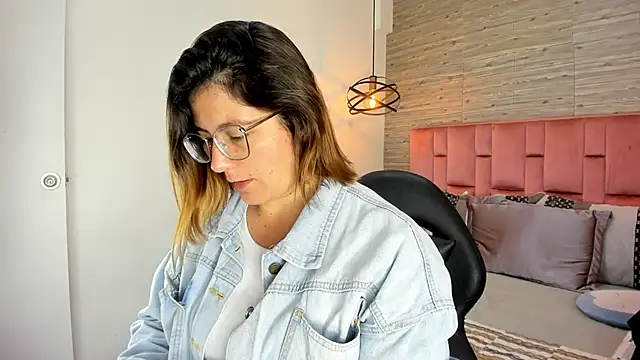 SarahDeyvis online show from 10-24-25, 01:43