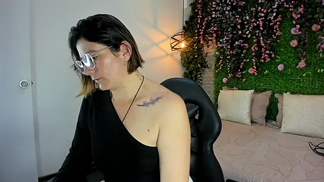 SarahDeyvis online show from 12-14-25, 01:28