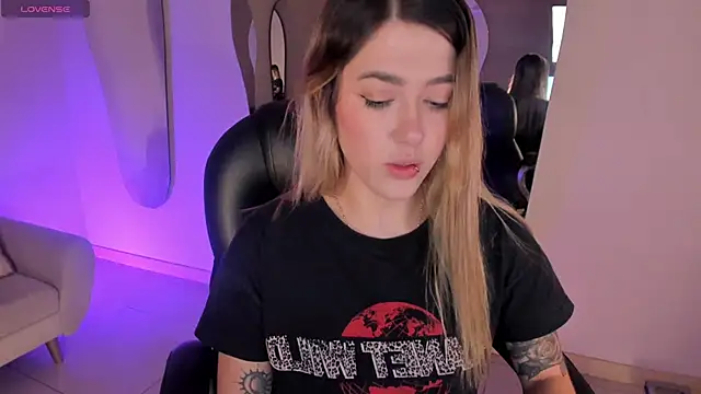 EveBensonX online show from 10-05-25, 10:33