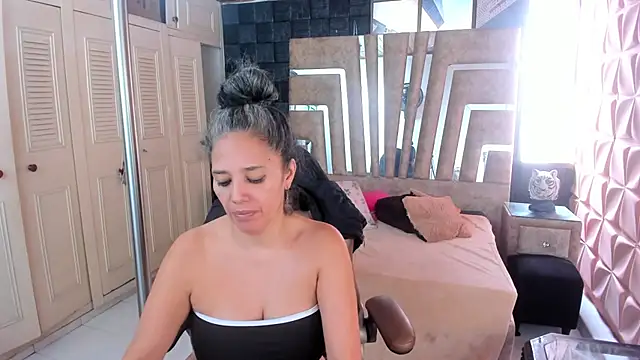 Snapshot of cute_sassy chatting on 11-22-25, 02:05 cute sassy online show from 11-22-25, 02:05