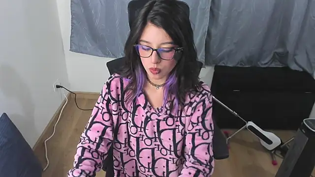Snapshot of NanaRott chatting on 03-21-25, 05:00 NanaRott online show from 03-21-25, 05:00