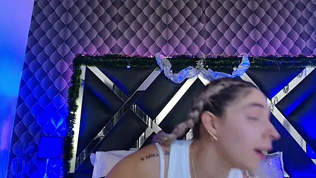 victoriaa lee  online show from 12-18-25, 07:07