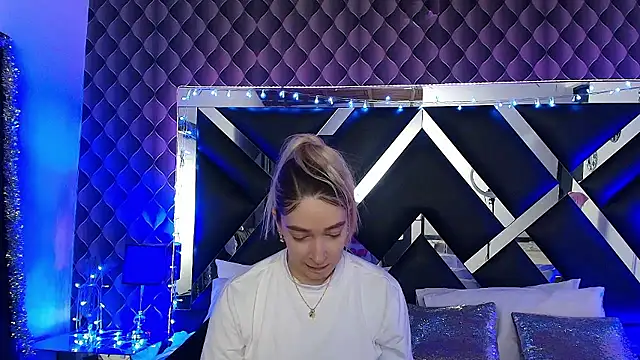 victoriaa lee  online show from 01-08-26, 06:58