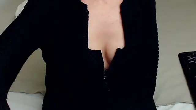 Snapshot of AylyneRichards chatting on 10-16-25, 04:54 AylyneRichards online show from 10-16-25, 04:54