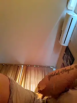 Snapshot of ROXOLANAA_SEXY chatting on 03-31-26, 01:35 ROXOLANAA SEXY online show from 03-31-26, 01:35