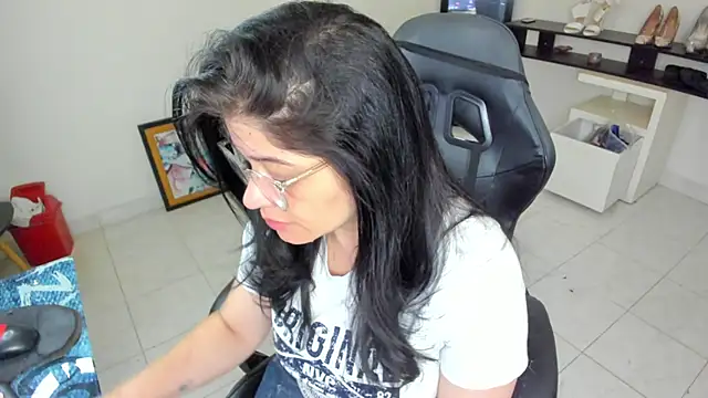 BellaFlaming online show from 05-04-26, 10:40