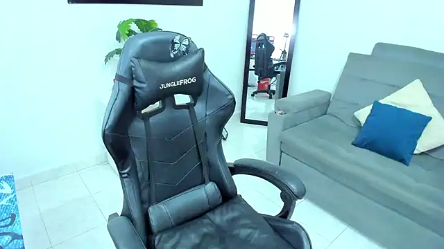 Snapshot of BellaFlaming chatting on 02-11-25, 10:47 BellaFlaming online show from 02-11-25, 10:47