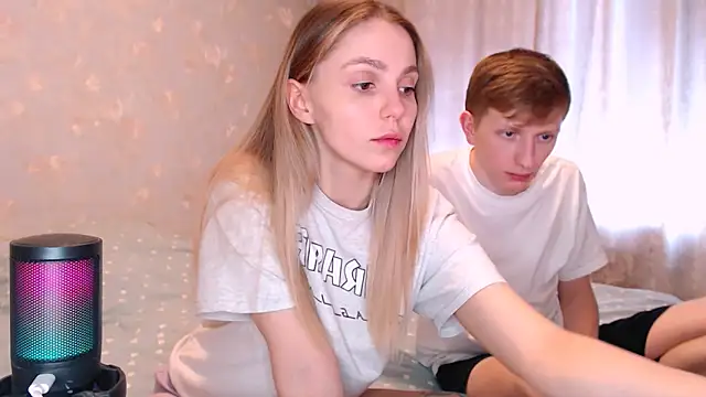 Snapshot of juliaanddima chatting on 02-26-26, 11:32 juliaanddima online show from 02-26-26, 11:32