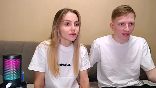 Snapshot of juliaanddima chatting on 03-04-26, 11:01 juliaanddima online show from 03-04-26, 11:01