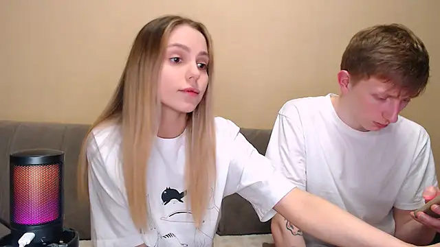 Snapshot of juliaanddima chatting on 02-28-26, 10:53 juliaanddima online show from 02-28-26, 10:53