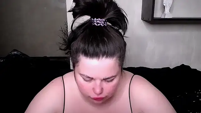 Emily Mo online show from 10-16-25, 05:16