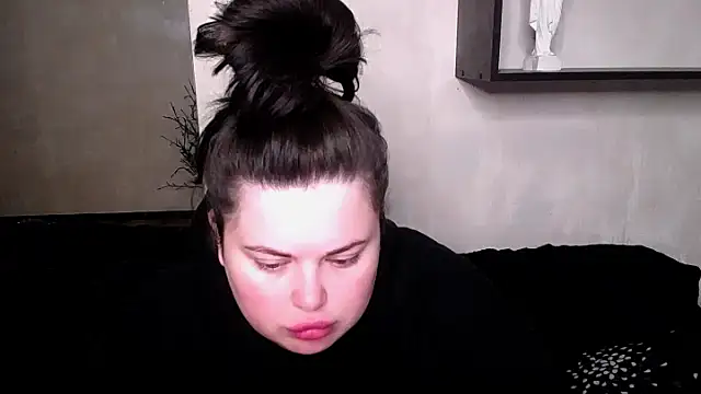 Emily Mo online show from 10-13-25, 05:20