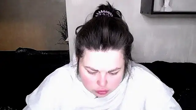 Emily Mo online show from 10-23-25, 05:39