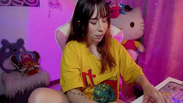 Snapshot of Waifu_Aika chatting on 10-21-25, 08:08 Waifu Aika online show from 10-21-25, 08:08