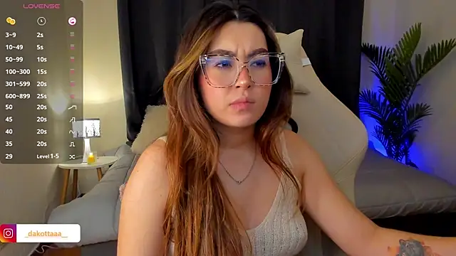 Snapshot of dakottaa_ chatting on 10-29-25, 11:47 dakottaa online show from 10-29-25, 11:47