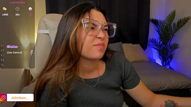 Snapshot of dakottaa_ chatting on 12-15-25, 11:42 dakottaa online show from 12-15-25, 11:42