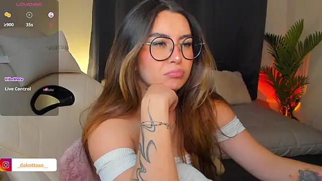 dakottaa  online show from 04-06-26, 11:39