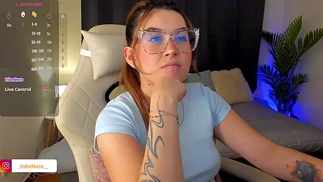 Snapshot of dakottaa_ chatting on 10-30-25, 11:34 dakottaa online show from 10-30-25, 11:34