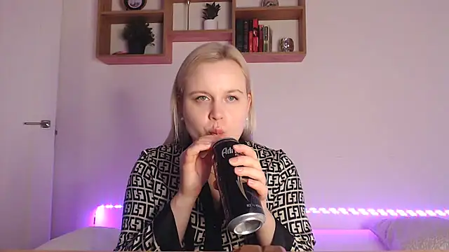 Karolina love  online show from 10-25-25, 05:24