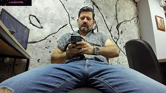 Snapshot of Maxi_TheBigDaddy chatting on 09-20-25, 02:44 Maxi TheBigDaddy online show from 09-20-25, 02:44