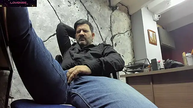 Snapshot of Maxi_TheBigDaddy chatting on 09-18-25, 03:26 Maxi TheBigDaddy online show from 09-18-25, 03:26
