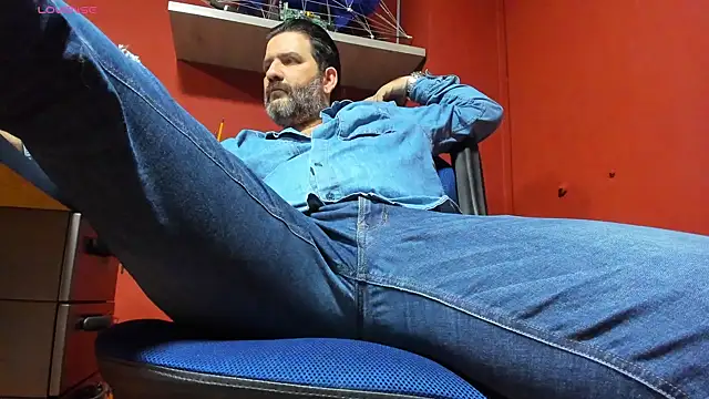 Snapshot of Maxi_TheBigDaddy chatting on 03-17-25, 12:25 Maxi TheBigDaddy online show from 03-17-25, 12:25