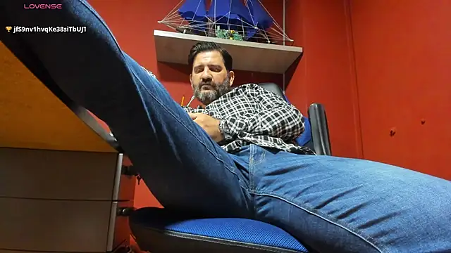 Snapshot of Maxi_TheBigDaddy chatting on 03-18-25, 03:12 Maxi TheBigDaddy online show from 03-18-25, 03:12