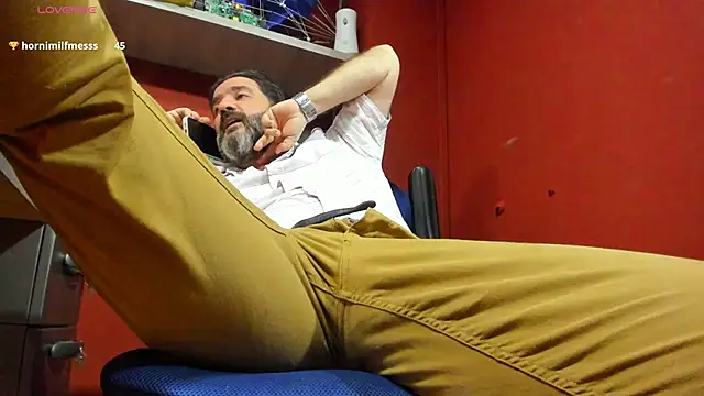 Snapshot of Maxi_TheBigDaddy chatting on 02-25-25, 06:33 Maxi TheBigDaddy online show from 02-25-25, 06:33