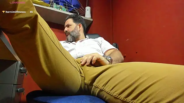 Snapshot of Maxi_TheBigDaddy chatting on 02-25-25, 03:31 Maxi TheBigDaddy online show from 02-25-25, 03:31