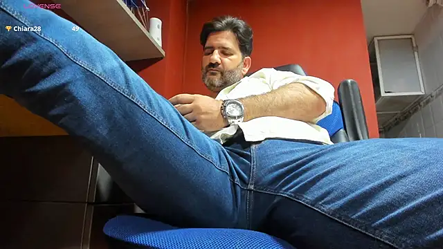 Snapshot of Maxi_TheBigDaddy chatting on 03-06-25, 07:32 Maxi TheBigDaddy online show from 03-06-25, 07:32